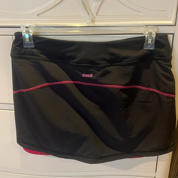 Ryka skort black w/pink under shorts. Large, like new. - Picture 2 of 4